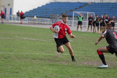 Odessa, Ukrayna - 29 Eylül 2018: Final Oyunları Şampiyonası Ukrayna'nın en güçlü takımları Rugby-7. Rugby topu alan üzerinde. Rugby topu için ağır mücadele sahip. Takım sporcular oyuncular sahada