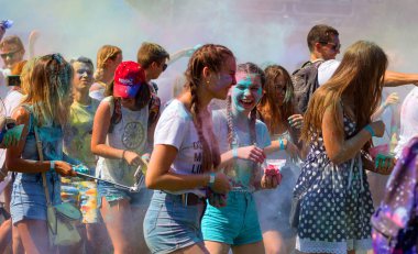 Odessa, Ukrayna - 5 Ağustos 2017: Gençler, bayanlar baylar bayram tatil sırasında renkli toz içine atma iyi eğlenceler. Festivali renkli boya. renkler aşk festival. Renk fest