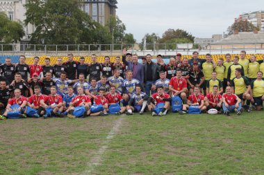 Odessa, Ukrayna - 29 Eylül 2018: Önemli VIP kişi şehir Ödülü sporcuların Ukrayna Şampiyonası Rugby - 7 kazanan. Ödüllendirici sporcular. Takım Ragbi Kupası zaferi kutlamak