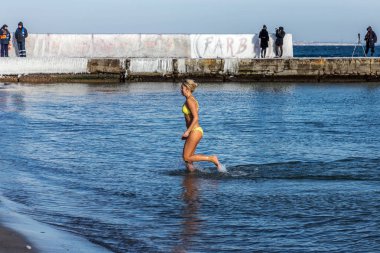 Odessa, Ukrayna - 19 Ocak 2016: Hıristiyan Ortodoks kilisesinin Baptist Karadeniz buzlu sularda Iususa İsa'nın John Ürdün Nehri'nde vaftiz günü banyo. Hıristiyan geleneğinde, yıkanarak