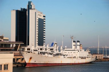 Odessa, Ukrayna - 2008 yaklaşık: Endüstriyel konteyner kargo kargo gemisi ile bir çalışma vinç. Dock kargo konteyner gemisi. Teslimat kapları. Lojistik ithalat ihracat ve ulaşım sanayi