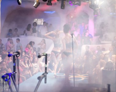 Odessa, Ukrayna - 7 Haziran 2014: Kalabalık insan yaratıcı ışık ve müzik gösterisi sırasında bir konserde bir gece kulübünde eğleniyor. Konfeti ve büyük tiyatro kulübü parti üzerinde duman yağmuruna neşeli gençler.