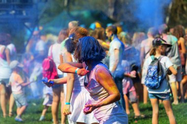 Odessa, Ukrayna - 5 Ağustos 2017: Gençler, bayanlar baylar bayram tatil sırasında renkli toz içine atma iyi eğlenceler. Festivali renkli boya. renkler aşk festival. Renk fest