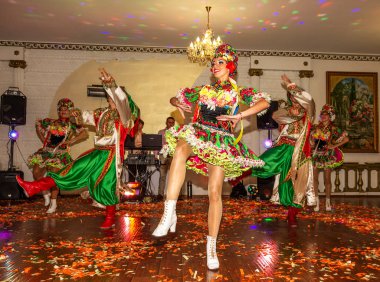 Odessa, Ukrayna - 4 Eylül 2015: Dans topluluğu parlak güzel elbiseli güzel seksi kız dans Ulusal Ukrayna ve Rus dans bir restoranda bir şölende.