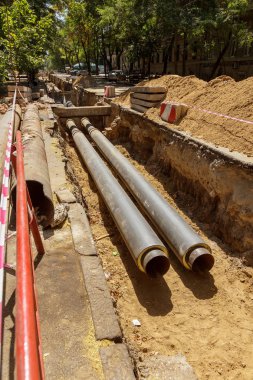 Odessa, Ukrayna - 2017 yaklaşık: Onarım şehir su kaynaklarının. Eski paslı metal borular plastik borular üzerinde değiştirme. Yeni modern teknolojiler kentsel mühendislik ağlar. Şehir su boru hattı