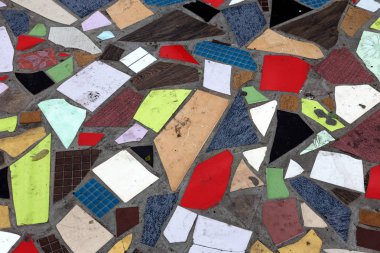 kolaj kiremit dekorasyon, cam mozaik kırık. Seramik yaratıcı zemin zemin döşemeleri için deli arka plan olarak kırık. duvar parçası arka plan olarak farklı tonları mozaiği ile süslüdür