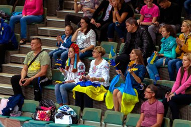 Odessa, Ukrayna - 16 Eylül 2016: Seyirci Bayanlar Voleybol Avrupa Şampiyonası sırasında tribünlerde. Oyun oyun favori kadın takımın başına taraftarların duygusal deneyimler