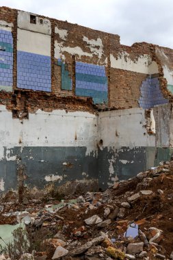 Eski endüstriyel fabrika binaları kalıntıları ile manzara. Moloz ile terk edilmiş bir fabrika iç yağma ve atık. Ukrayna ekonominin çöküşü. Odessa