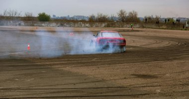 Odessa, Ukrayna -23 Nisan 2017: Combat drifters yerel sürüklenen yarışmalar. Gösteri yasadışı bir platform üzerinde sürüklenen. Binici profesyonel olarak otomatik yarışmalarda driftig yeterlilik yarışta parça geçmek