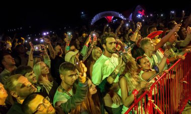 Odessa, Ukrayna-25 Ağustos 2017: büyük kalabalık, gün boyunca rock konseri sırasında müzik hayranları göster. Seyirci kum Beach müzik ve spor Z-Oyunlar Festivali sırasında