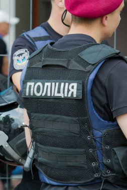 Odessa, Ukrayna - 17 Temmuz 2017: polis memuru sipariş sırasında kitle olayları ve Stadı nda büyük bir kalabalık popüler kulüpleri futbol oyun sırasında sağlamak