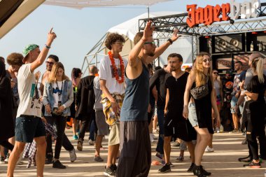 Odessa, Ukrayna -25 Ağustos 2017: büyük kalabalık, müzik sırasında rock konserinde hayranlarını gün boyunca. Seyirci kum Beach müzik ve spor festivali Z-Oyunlar sırasında