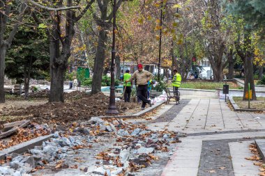 Varna, Bulgaristan - 23 Kasım 2015: Şehir Parkı kaldırım tamir işçileri. Eski kaldırım yerine tabaka, Bisiklet yolları inşaatı. Toplumsal kentsel hizmetler geliştirme çalışması