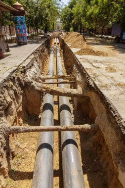 Odessa, Ukrayna - 2017 yaklaşık: Onarım şehir su kaynaklarının. Eski paslı metal borular plastik borular üzerinde değiştirme. Yeni modern teknolojiler kentsel mühendislik ağlar. Şehir su boru hattı