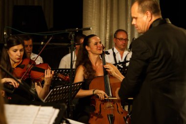 Odessa, Ukrayna - 19 Temmuz 2018: sahne alanı'nda Senfoni Orkestrası. Müzikal gösteri sahne tiyatro. Müzisyenler Senfoni Orkestrası, müzik aletleri. Caz Orkestrası sahne alanı'nda. Seçici odak