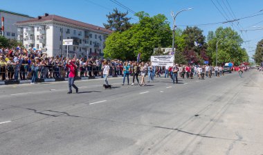 Novorossiysk, Rusya - 1 Mayıs 2018: Mayıs günü gösteri. Barış! İş! Mayıs! İnsanlar ile tatil geçit töreni sırasında Bayrak İşçi Bayramı kutlamak. 1 Mayıs günü tüm çalışan insanlar. Koloni içinde yürüyen insanlar