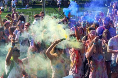 Odessa, Ukrayna - 5 Ağustos 2017: Gençler, bayanlar baylar bayram tatil sırasında renkli toz içine atma iyi eğlenceler. Festivali renkli boya. renkler aşk festival. Renk fest