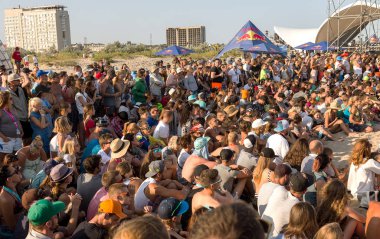 Odessa, Ukrayna -25 Ağustos 2017: büyük kalabalık, müzik sırasında rock konserinde hayranlarını gün boyunca. Seyirci kum Beach müzik ve spor festivali Z-Oyunlar sırasında