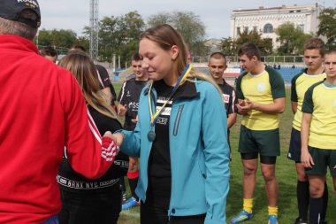 Odessa, Ukrayna - 29 Eylül 2018: Önemli VIP kişi şehir Ödülü sporcuların Ukrayna Şampiyonası Rugby - 7 kazanan. Ödüllendirici sporcular. Takım Ragbi Kupası zaferi kutlamak