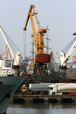 Odessa, Ukrayna - 2008 yaklaşık: Endüstriyel konteyner kargo kargo gemisi ile bir çalışma vinç. Dock kargo konteyner gemisi. Teslimat kapları. Lojistik ithalat ihracat ve ulaşım sanayi