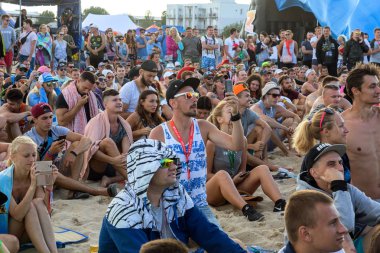 Odessa, Ukrayna -25 Ağustos 2017: büyük kalabalık, müzik sırasında rock konserinde hayranlarını gün boyunca. Seyirci kum Beach müzik ve spor festivali Z-Oyunlar sırasında