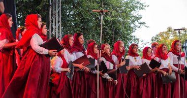 Odessa, Ukrayna - 28 Temmuz 2018: Kilise korosuna açık yaz Tiyatrosu önünde veliler ve konuklar Kiev Rus vaftiz sırasında Ortodoks Christian bayram gerçekleştirir