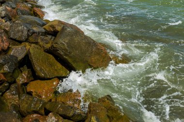 Granit taş kõyõ alanlarõ ve akış aşağı kum Beach sakin mola sırasında yumuşak küçük dalgalar. Dalga deniz köpük buzlu karşı bozuldu. Dalga düşme ve çöl beac kıyısında boyunca akar