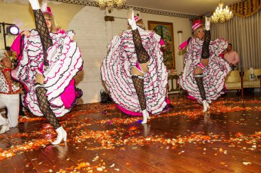 Odessa, Ukrayna - 4 Eylül 2015: Güzel seksi kız parlak güzel elbiseli restoranda şölende Fransız cancan dans dans topluluğu.