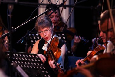 Odessa, Ukrayna - 19 Temmuz 2018: sahne alanı'nda Senfoni Orkestrası. Müzikal gösteri sahne tiyatro. Müzisyenler Senfoni Orkestrası, müzik aletleri. Caz Orkestrası sahne alanı'nda. Seçici odak
