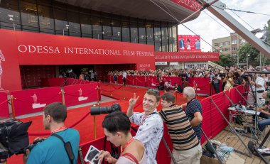 Odessa, Ukrayna - 10 Temmuz 2015: 6 Uluslararası Film Festivali Odessa, kırmızı halı açılış. Bir fotoğrafçı olarak çalıştı. Birçok seyirci ve paparazzi göz alıcı konuklar karşıladı.