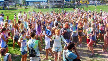 Odessa, Ukrayna - 5 Ağustos 2017: Gençler, bayanlar baylar bayram tatil sırasında renkli toz içine atma iyi eğlenceler. Festivali renkli boya. renkler aşk festival. Renk fest
