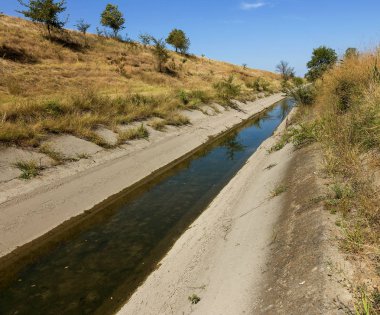 Bir eski sulama kanalı su kanalı'nın altındaki kalıntıları ile kurutma. Su sulama arter Kırım abluka. Yapay kuraklık, imha, sulu tarımda Daralt
