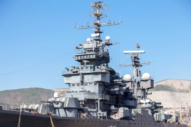 Novorossiysk, Rusya - 3 Mayıs 2018: Novorossiysk ticari liman. Deniz fırkateyn yolcu Novorossiysk liman Harbor. Askeri gemi - müze Rusya turistlere açıktır