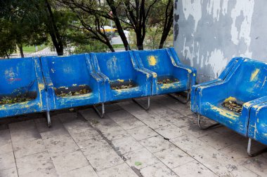 Seyirci için boş eski plastik sandalyeler. Eski küçük yerde boş koltuk sayısı. Çizik aşınmış mavi plastik koltuk önemli fan ziyaretçiler için. Satır plastik fiberglas koltukları platformu feribot otobüste