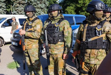 Odessa, Ukrayna - 1 Ağustos 2018: özel kuvvetler Ukraynalı polis özel silahlar ile tam savaş formunda saflarında. Urkainain özel kuvvetler çevik mukabele polis, Anti-terör asker