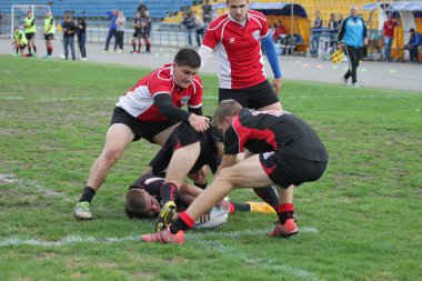 Odessa, Ukrayna - 29 Eylül 2018: Final Oyunları Şampiyonası Ukrayna'nın en güçlü takımları Rugby-7. Rugby topu alan üzerinde. Rugby topu için ağır mücadele sahip. Takım sporcular oyuncular sahada