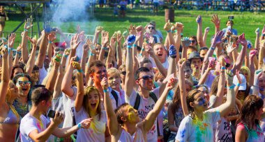 Odessa, Ukrayna - 5 Ağustos 2017: Gençler, bayanlar baylar bayram tatil sırasında renkli toz içine atma iyi eğlenceler. Festivali renkli boya. renkler aşk festival. Renk fest