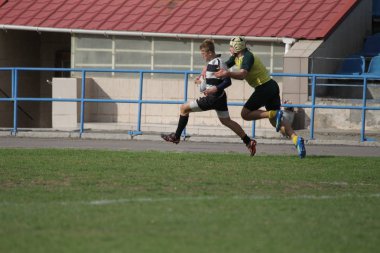 Odessa, Ukrayna - 29 Eylül 2018: Final Oyunları Şampiyonası Ukrayna'nın en güçlü takımları Rugby-7. Rugby topu alan üzerinde. Rugby topu için ağır mücadele sahip. Takım sporcular oyuncular sahada