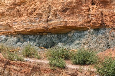 Mavi kil jeolojik birikintisi. Mavi kil nadir bulunan doğal bir kozmetiktir. Elmas depozitosunun bir işareti olan mavi kil elmas kimberlit boruyla ilişkilidir. Doğal jeolojik zenginlik