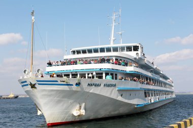 Odessa, Ukrayna - 6 Ekim 2010: gemi dostluk Marschal Koshevoy Dünya Savaşı gazileri ile geldi deniz Odessa'ya bağlantı noktası
