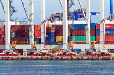 Odessa, Ukrayna - 15 Nisan: Endüstriyel büyük deniz kargo vinçler bağlantı noktası kargo 15 Nisan 2014 Odessa Limanı kargo konteyner terminali, deniz gemi yükleme ticaret dock Odessa Limanı Deniz Odessa, Ukrayna 