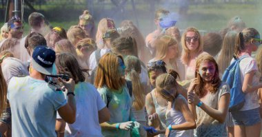 Odessa, Ukrayna - 5 Ağustos 2017: Gençler, bayanlar baylar bayram tatil sırasında renkli toz içine atma iyi eğlenceler. Festivali renkli boya. renkler aşk festival. Renk fest