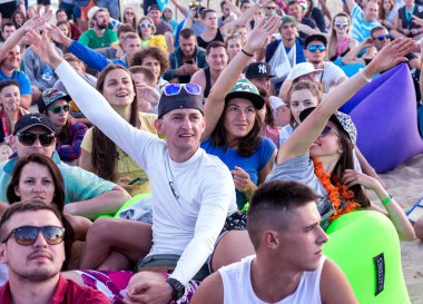 Odessa, Ukrayna -25 Ağustos 2017: büyük kalabalık, müzik sırasında rock konserinde hayranlarını gün boyunca. Seyirci kum Beach müzik ve spor festivali Z-Oyunlar sırasında