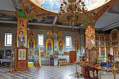 Odessa, Ukrayna: İç Ortodoks Kilisesi, sunak, İkonostasisin ve güzel tarihi mimari kemerler, simgeler, freskleri, bas-reliefs doğal altın yaldız ışık, boyalı
