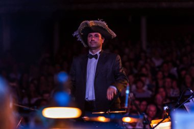 Odessa, Ukrayna 14 Ağustos 2018: Müzikal gösterisi, iletken Vitaliy Kovalchuk çeşitli Senfoni Orkestrası sahne tiyatro. Orkestra Enstrümanları müzisyenler sahne tiyatro sahne,