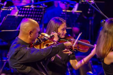 Odessa, Ukrayna 14 Ağustos 2018: Müzikal gösteri, çeşitli Senfoni Orkestrası Odessa Ulusal Opera ve Bale Tiyatrosu sahnesinde. Orkestra Enstrümanları müzisyenler sahne tiyatro sahne,