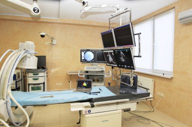 Odessa, Ukrayna - 9 Ekim 2012: Modern Diagnostik tıbbi donatımı veri merkezi ameliyathane içinde ziyaret sırasında Başbakan Ukrayna Mykola Azarov, 9 Ekim 2012 Odessa, Ukrayna.
