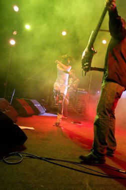 Odessa, Ukrayna - 25 Ağustos 2011: Kalabalık açık rock konseri tarihinde yayınlandı. Alain Vinnytsia, yaratıcı ışık sırasında gece şarkı söylüyor ve müzik gösterisi moda Caz Orkestrası.