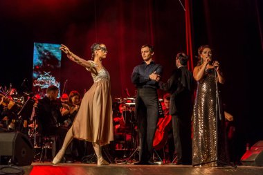 Odessa, Ukrayna - Ağustos 8,2018: bale dansçıları çifti ise şarkı şarkıcı aşkın romantik dansı dans etmek. Kadın ve erkek birlikte beyaz dans sahnede dans ediyorlar. Bale ve modern koreografi