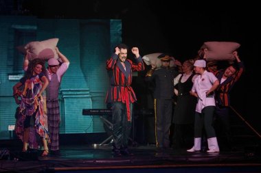 Odessa, Ukrayna, 17 Nisan 2012: Pop konser ikonik Rus şarkıcı Philip Kirkorov Odessa'daki. Ful ile parlak renkli ışık ve tiyatro gösterisi.